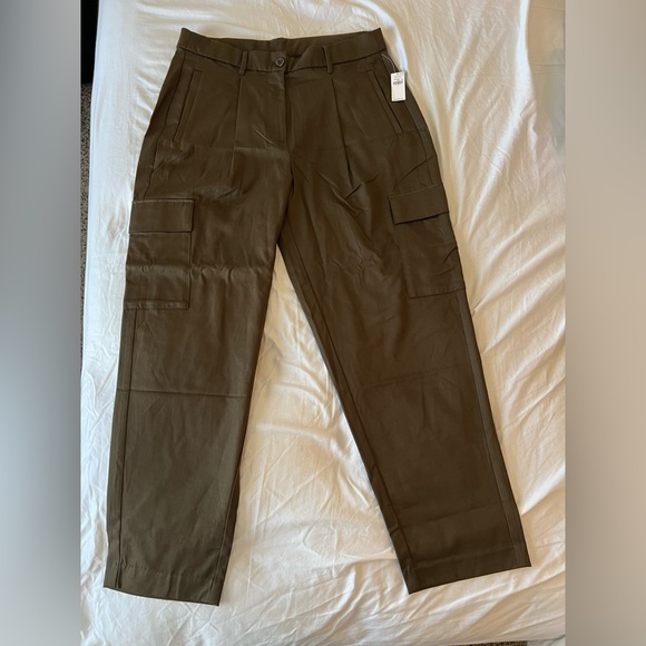 Old Navy Extra High-Waisted Taylor Cargo Pants - Large
Color: Reishi. Brand new! - Picture 1 of 4